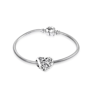 Vista macro dell'elemento a cuore in argento S925 e del bracciale a maglia snake