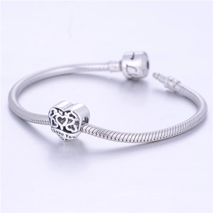 Dettaglio del bracciale mesh snake in argento S925 con ciondolo a cuore Love You