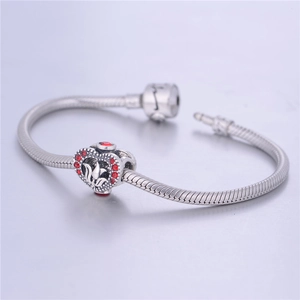 Dettaglio macro del bracciale snake in argento S925 con ciondolo a cuore rosso pavé