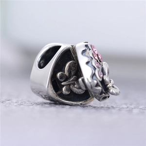 Macro di charm a cuore in argento S925 con zirconi rosa e incisione a farfalla nascosta