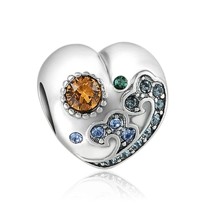 Dettaglio di ciondolo a cuore in argento S925 con pietra arancione e zirconi colorati