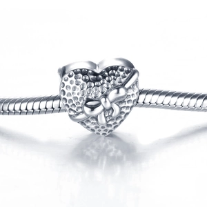 Charm a cuore in argento sterling S925 con trama a rilievo e fiocco su bracciale