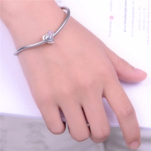 Bracciale a catena serpente cuore in argento S925 con zirconi rosa al polso