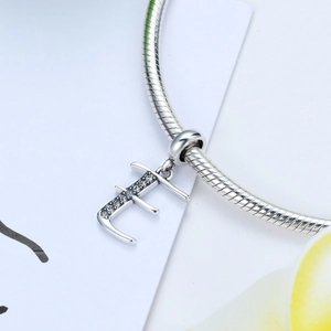 Colgante letra F de plata esterlina S925 con circonitas en cadena de serpiente
