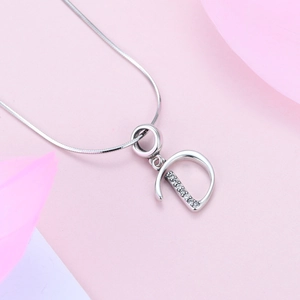 Collier avec pendentif lettre D en argent S925 et zircons sur fond de fleurs roses tendres