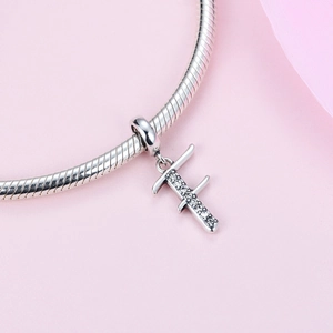 Vue détaillée du pendentif lettre F en argent S925 serti de zircons sur un bracelet maille