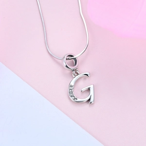 Pendentif lettre G en argent S925 avec zircons sur une fine chaîne en maille serpent