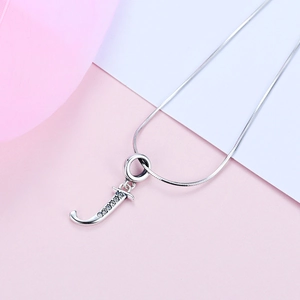 Pendentif lettre J en argent sterling S925 avec zircons scintillants sur chaîne serpent