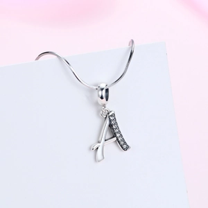 Pendentif lettre A en argent sterling S925 avec zircon sur une chaîne serpent