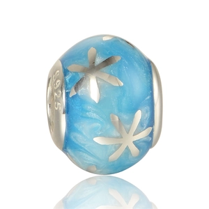 Makro-Detail von S925 Sterling Silber Charm mit blauem Emaille und S925 Hallmarking