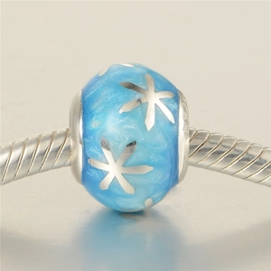 Makroaufnahme von S925 Silberperle mit blauer Emaille und Schneeflocken-Design