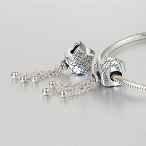 Vue macro du pendentif étoile en argent S925 avec pompon bleu et perles en zircone