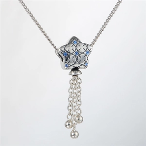 Détail du pendentif étoile en argent avec pierres bleues et pompons pour bijoux DIY
