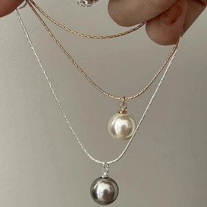 Elegante Gold- und Silberketten mit großen weißen und grauen Perlenanhängern für Damen