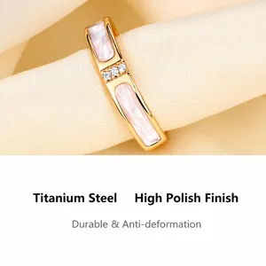 Detailansicht eines 18K Roségold-Titanrings mit Muscheleinlage und drei Diamanten