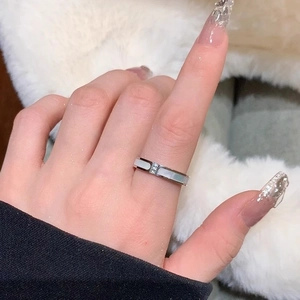 Minimalistischer Muschel-Ring in Silber-Finish mit Mikro-Kristallbesatz am Finger getragen