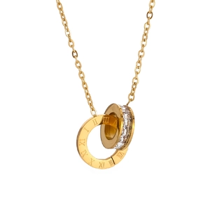 Collar de doble aro dorado con números romanos y cristales pavé en una cadena delgada
