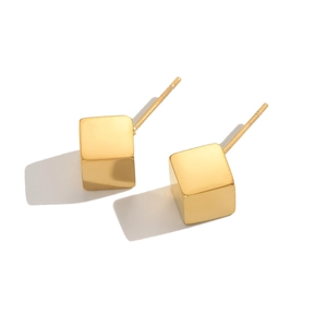 Vista macro detallada de los pendientes de cubo en acero inoxidable chapado en oro de 14k pulido