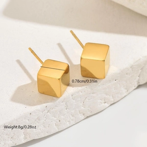 Pendientes de cubo en acero inoxidable chapado en oro de 14k con diseño 3D minimalista