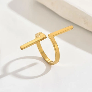 Anello aperto geometrico minimalista in acciaio inossidabile placcato oro 14k su base bianca