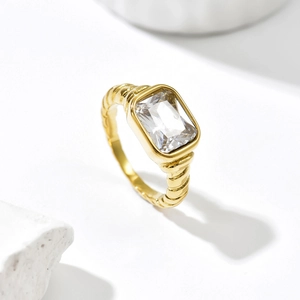 Französischer Vintage-Ring aus 14k vergoldetem Edelstahl mit rechteckigem Zirkonia