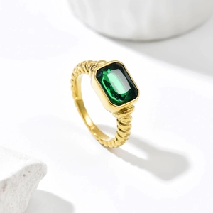 Vintage Ring 14k vergoldet aus Edelstahl mit gedrehtem Design und grünem Smaragdstein