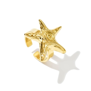 Macro dettaglio dell'anello a stella marina dorato con trama e fascia regolabile