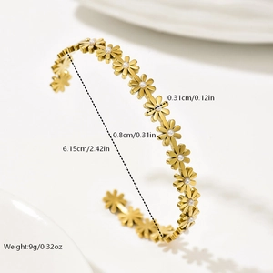 Dettaglio del bracciale margherita in acciaio placcato oro 14k con perle e misure