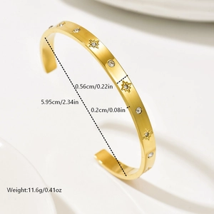 Dettaglio del bracciale placcato oro 14k con stelle incise e zirconi scintillanti