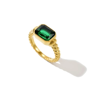 Französischer Vintage-Ring aus 14k vergoldetem Edelstahl mit rechteckigem grünem Stein