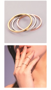 Set di tre anelli sottili impilabili minimalisti in finiture oro, argento e oro rosa