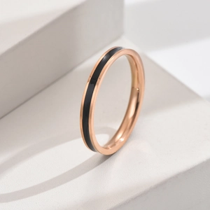 Minimalistische roségouden titaniumstalen ring met een zwarte emaille middenband