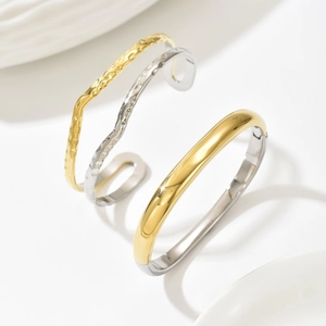 Brazalete Abierto Bicolor de Acero Inoxidable Minimalista para Mujer Chapado en Oro Plata Irregular Martillado Geométrico Elegante