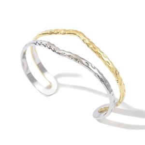 Brazalete abierto bicolor de acero inoxidable chapado en oro 14K con diseño martillado