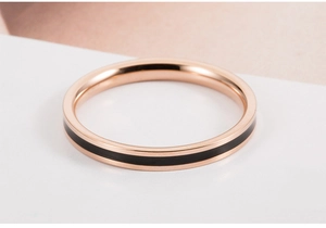 Macro-opname van roségouden titanium ring met een strakke zwarte emaille inlay