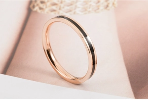 Gedetailleerd zijaanzicht van roségouden titanium stalen ring met zwarte emaille inleg