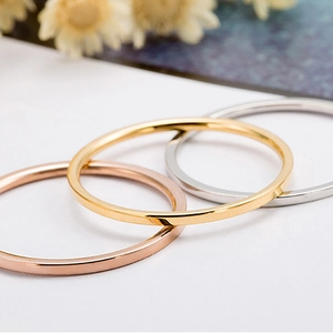 Set di tre anelli minimalisti in acciaio inossidabile nelle finiture oro rosa, oro e argento