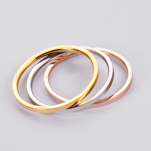 Anelli minimalisti in acciaio inossidabile con finiture oro argento e oro rosa