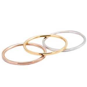 Set di tre anelli minimalisti in acciaio al titanio lucidato nei colori oro, argento e rosa
