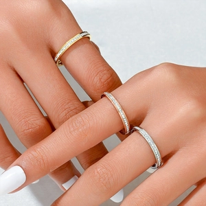 Tre anelli eternity in oro, oro rosa e argento con pavimentazione in zirconi lucidi