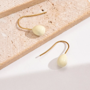 Minimalistische goldene Ballon-Ohrhänger mit glatten elfenbeinfarbenen Anhängern