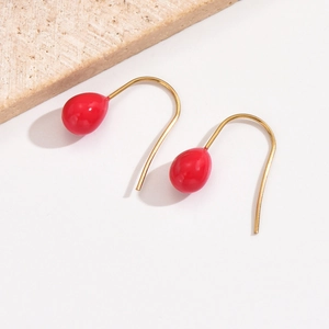 Minimalistische rote Ballon-Ohrhänger mit eleganten goldenen Metallhaken für Damen