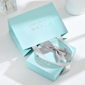 Exquisita caja de regalo azul cielo para joyas y bolsa a juego con lazo de satén gris
