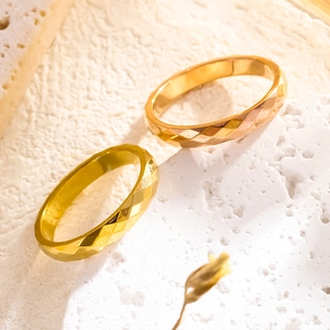 Trendiger V-Form Welle Rautenmuster Titanstahl Ring Für Damen Vakuumvergoldet Facettierter Schliff Minimalistischer Fingerschmuck