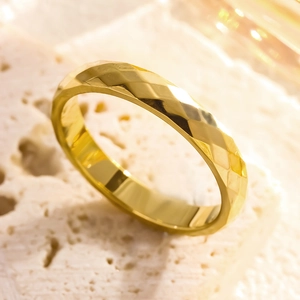 3mm Gold V-Ring mit Wellenform und Rautenmuster aus poliertem Titanstahl für Damen