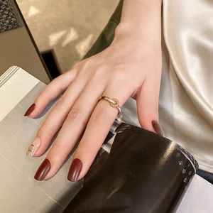 Anillo de oro rosa de 18K con discos de nácar blanco y grabados para un estilo elegante