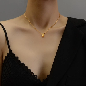 Collier minimaliste en or avec médaille Lucky et chaîne à billes asymétrique