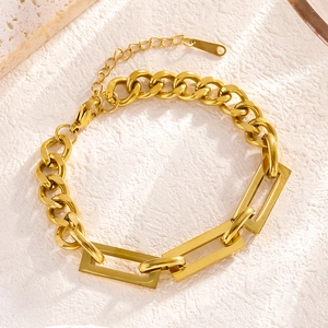 Detailopname van de gouden geschakelde armband met rechthoekige geometrische details