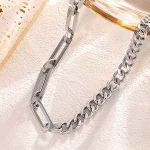 Detail van een zilveren roestvrijstalen ketting met gemengd schakelontwerp