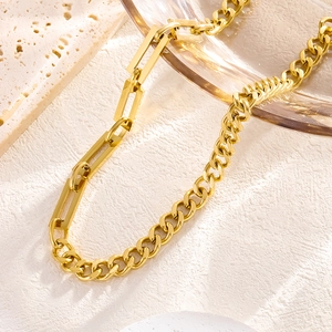 Goudkleurige asymmetrische damesketting met curb- en rechthoekige schakels